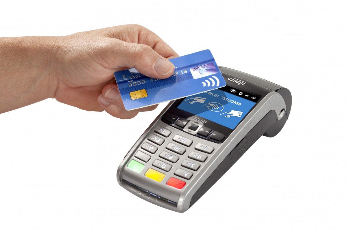 Оплата банковской картой через терминал эквайринга.